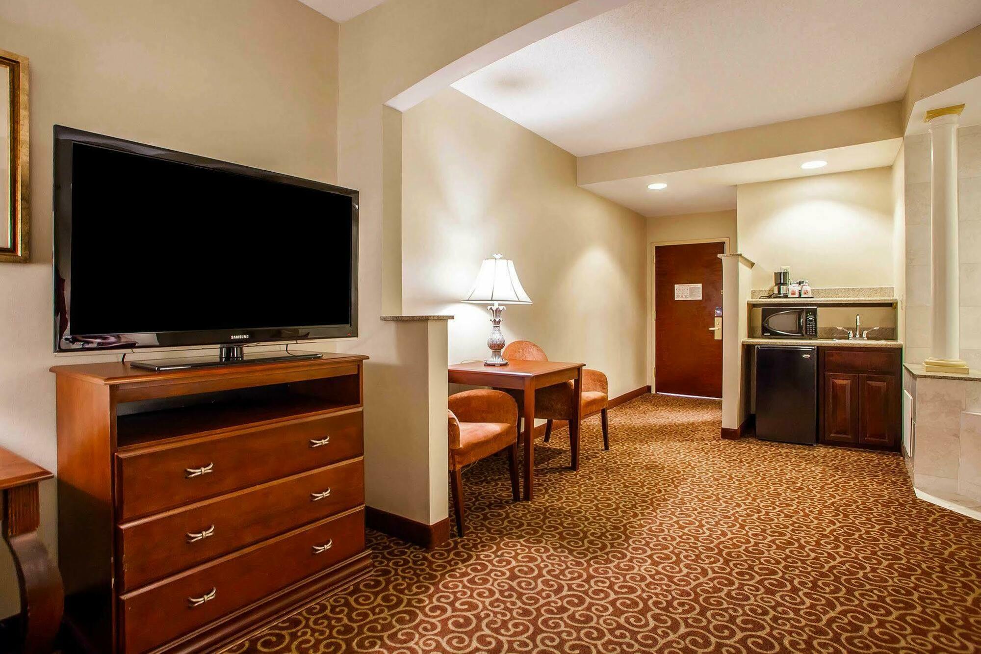 Comfort Suites East Brunswick - South River Exterior foto